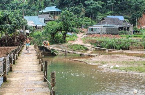 local children playing in Ba Nua