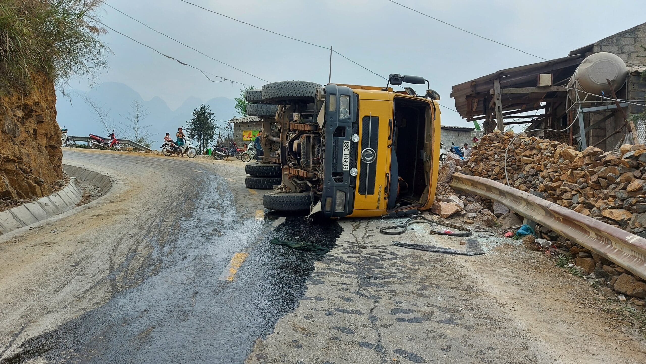 failed brakes causes this truck to roll on the happiness rd ql4c in meo vac ha giang