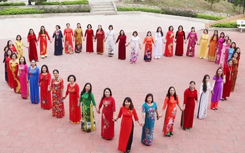 Vietnamese women in the traditional ao dai