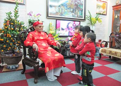 Respect for old person in vietnam