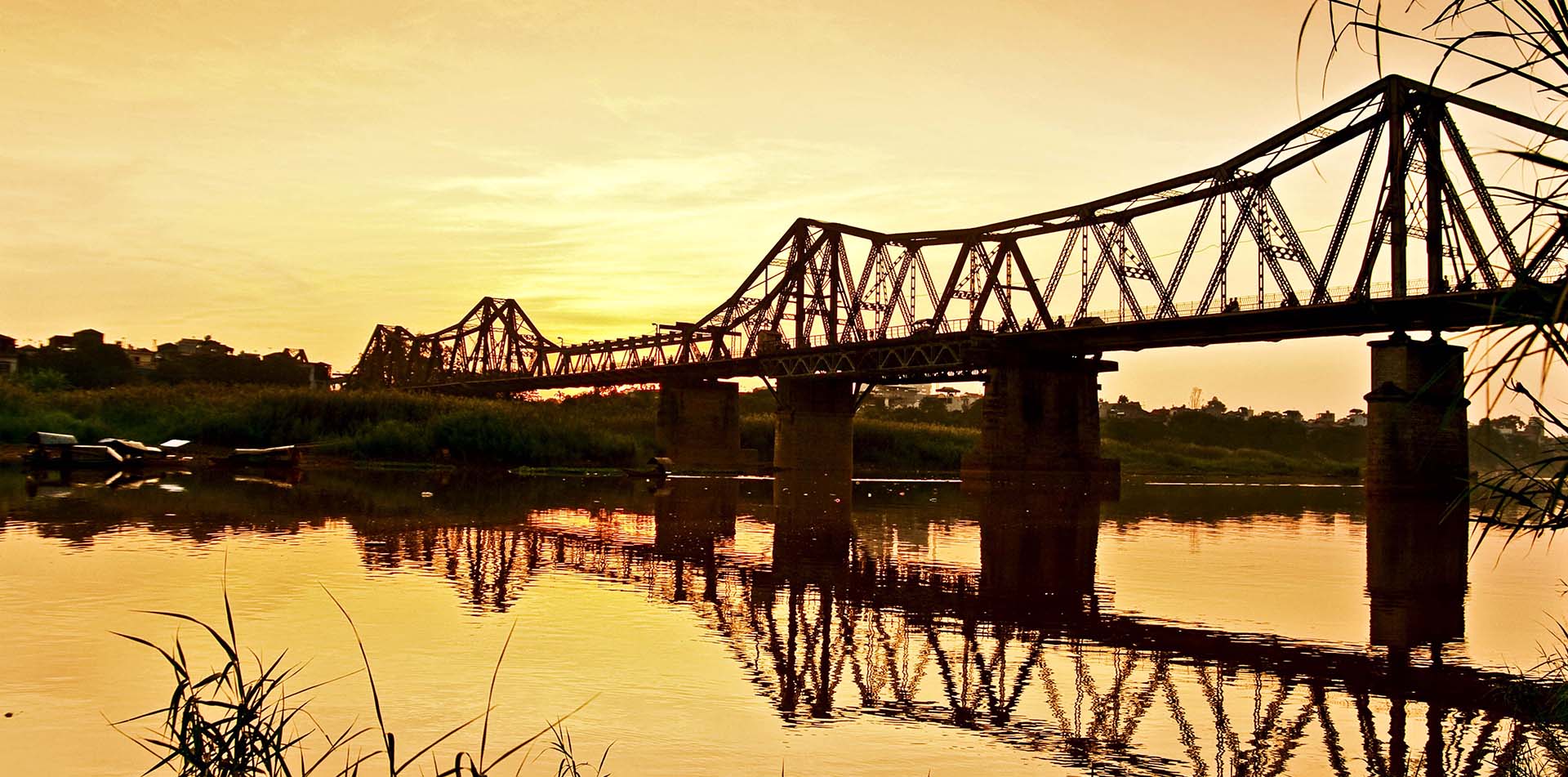 long bien bridge in the morning