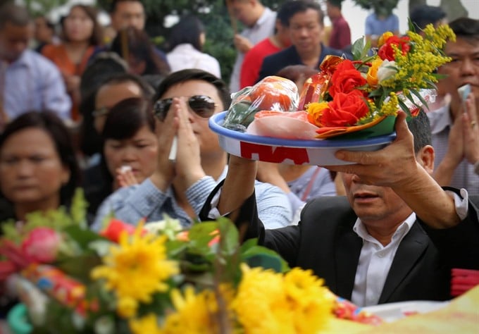 taking offerings to the temple at tet