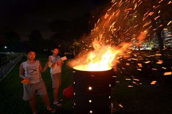 vna_singapore_votive_papers_burningvna_singapore_votive_papers_burning