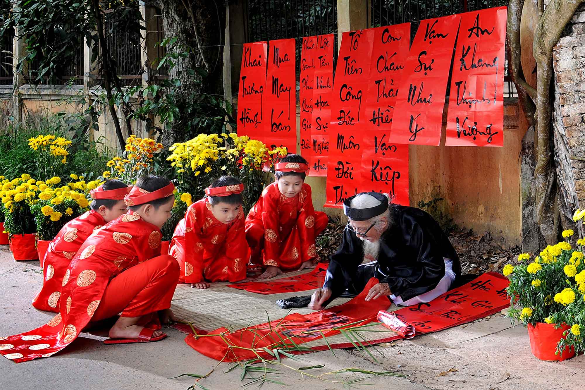 writing good wishes on scrolls for tet gifts