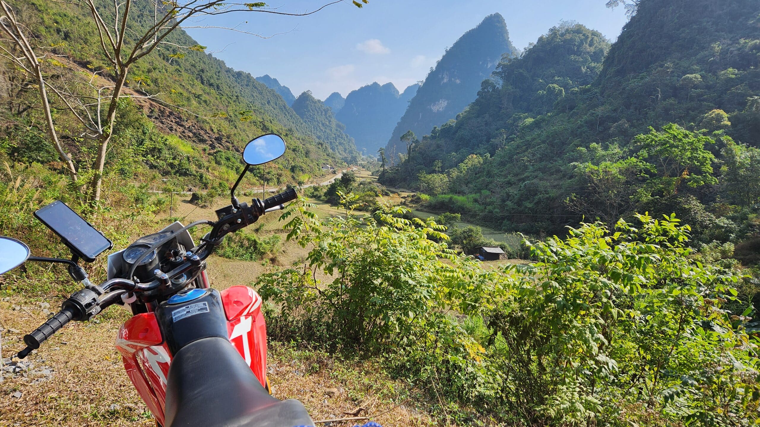 The Honda XR150 and the stunning view in Cao Bang