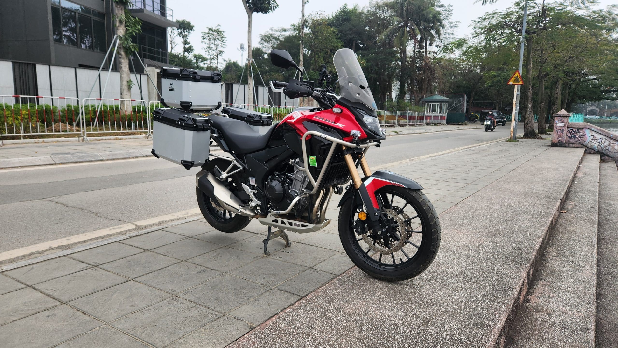 Honda CB500x kitted with top box and panniers