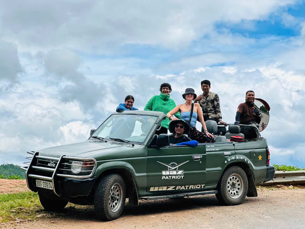 3 friends take a jeep tour of Ha Giang with a local guide driver