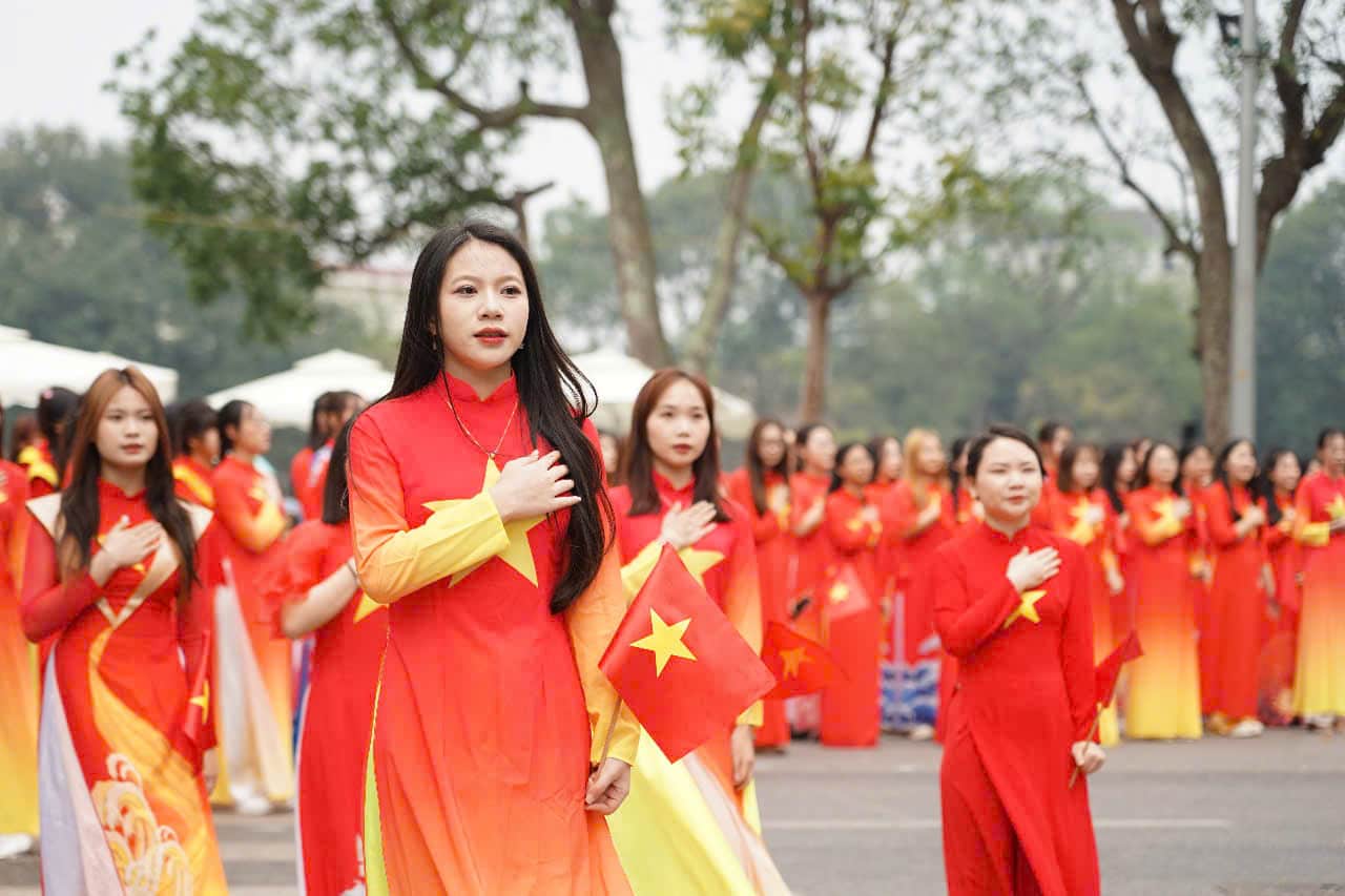 1000 women parade in ao dais