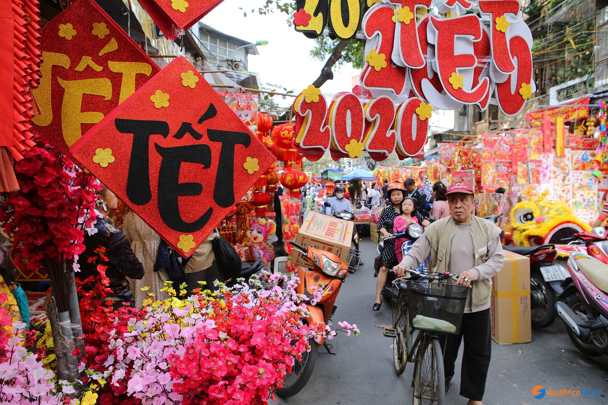 busy streets at tet in vietnam