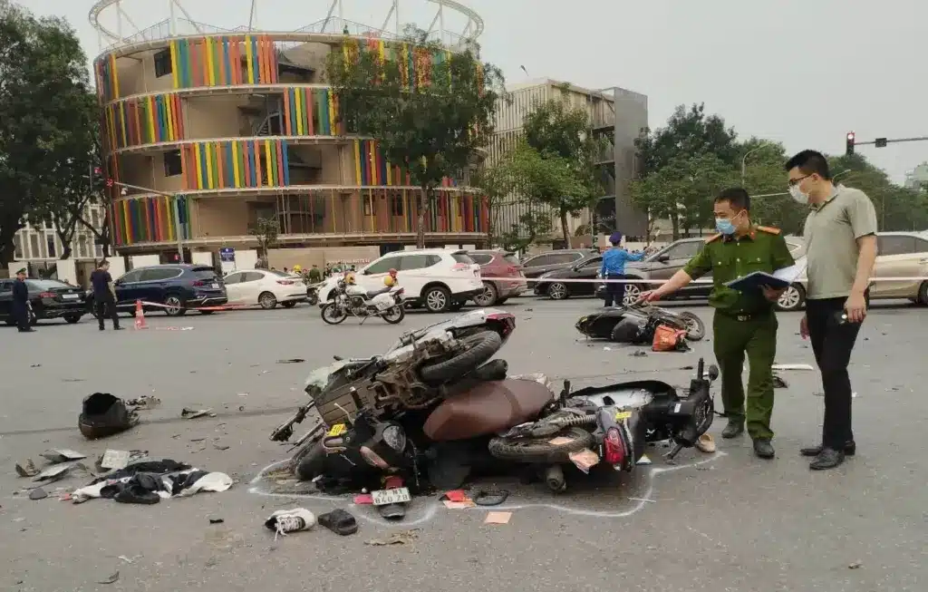 car crashes into motorbikes and injures riders