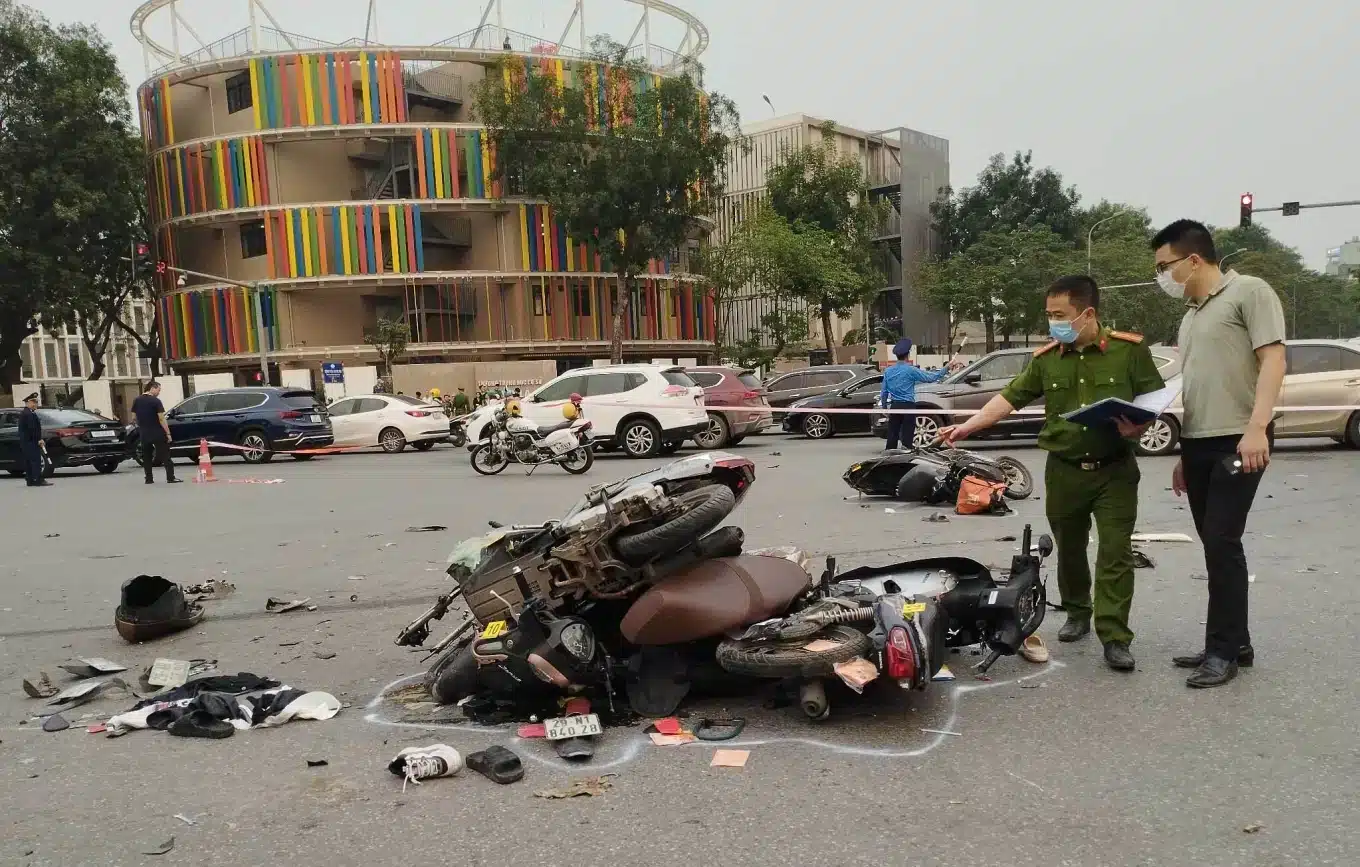car crashes into motorbikes and injures riders