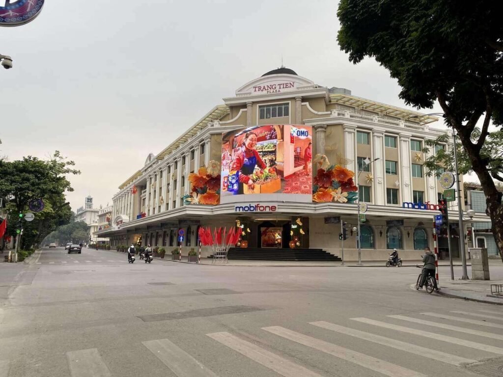 empty streets around hoan kiem lake at tet