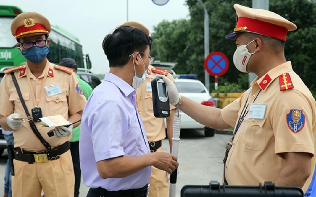 police breath test a driver for alcohol level at tet