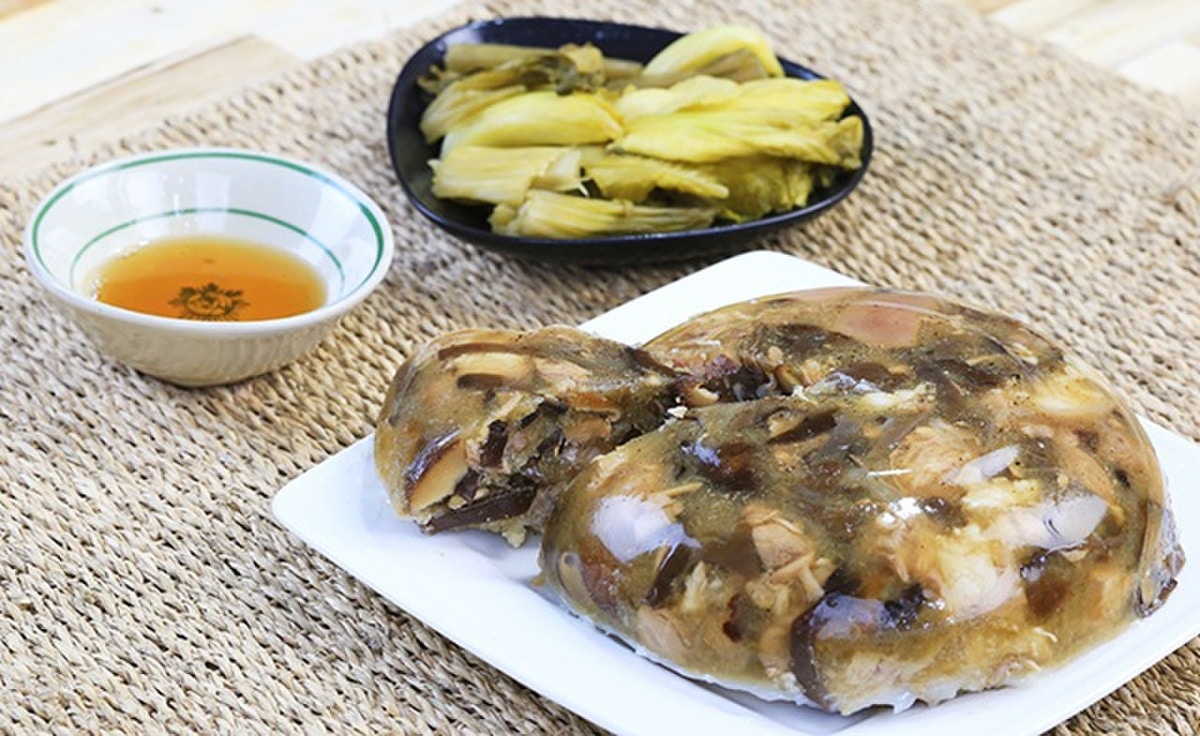 thit dong jellied meat on a plate