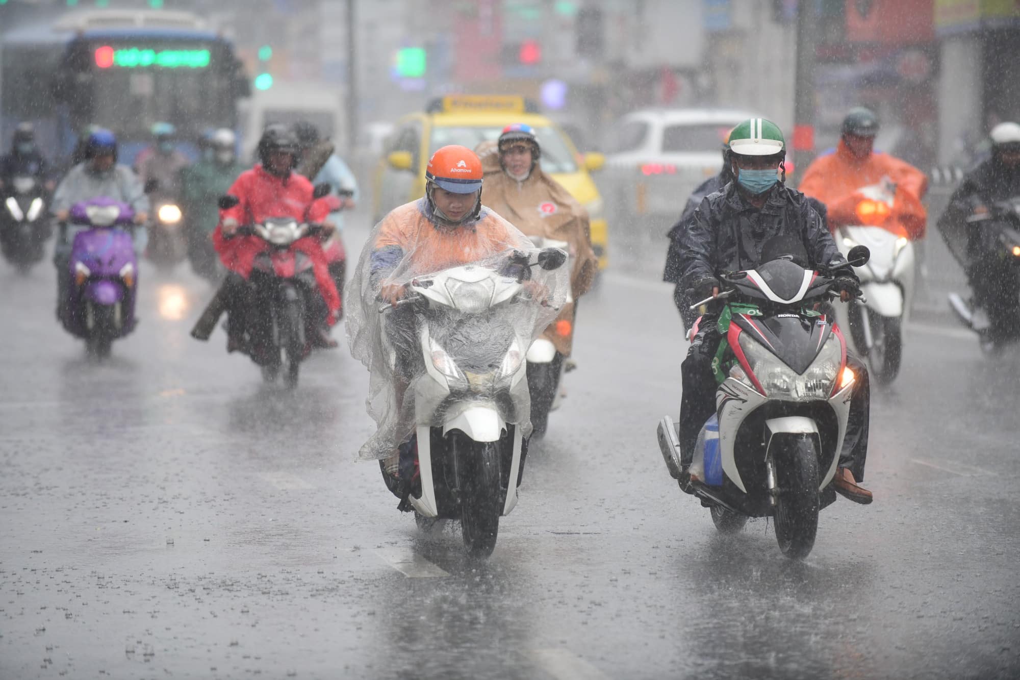 vietnamese riders tackle heavy rain at lunar new year
