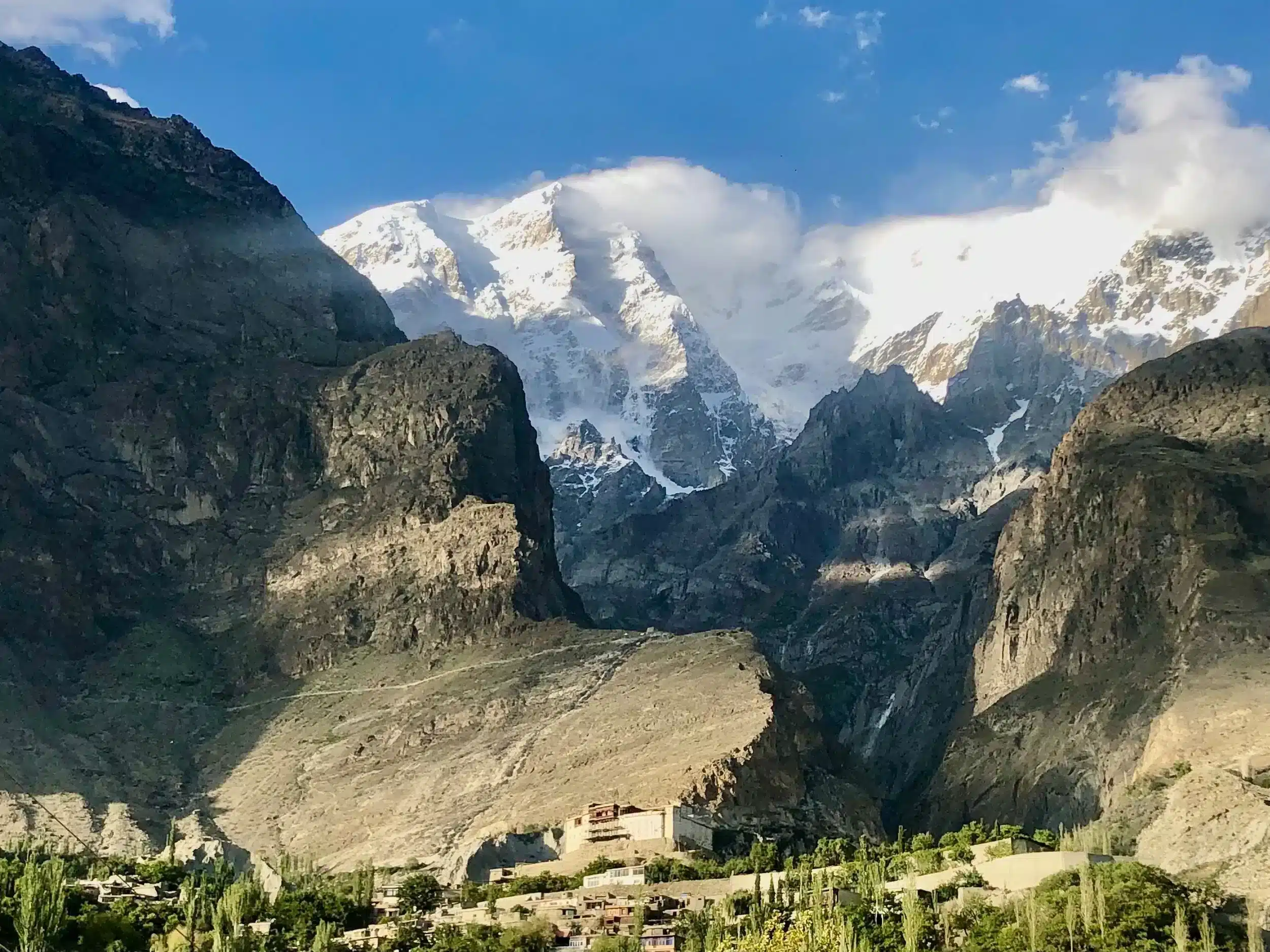 surround yourself with 8,000m peaks