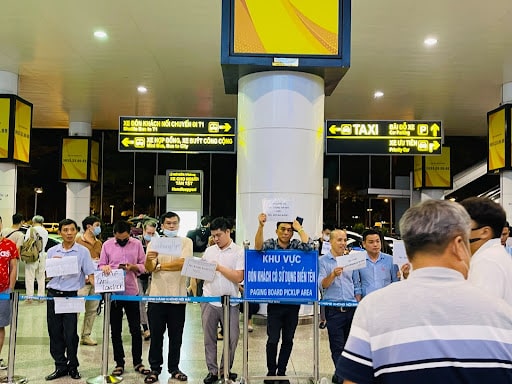 drivers waiting to collect passengers at noi bai airport